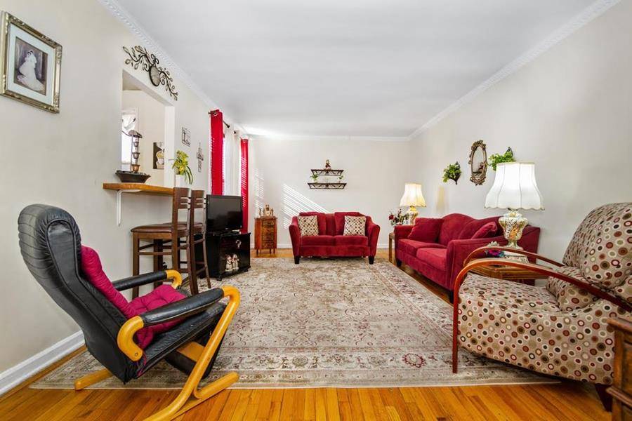 Bright, Spacious updated 1bed 1bath in Jackson Heights Premier full services building.