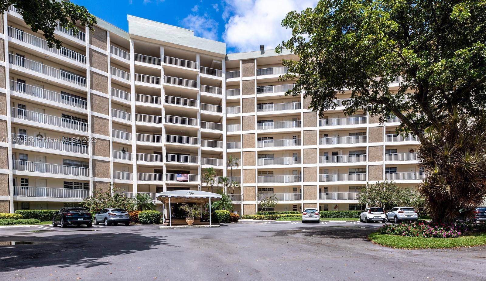 Beautiful 2, 080sqft Large King Unit Condominium in Palm Aire.
