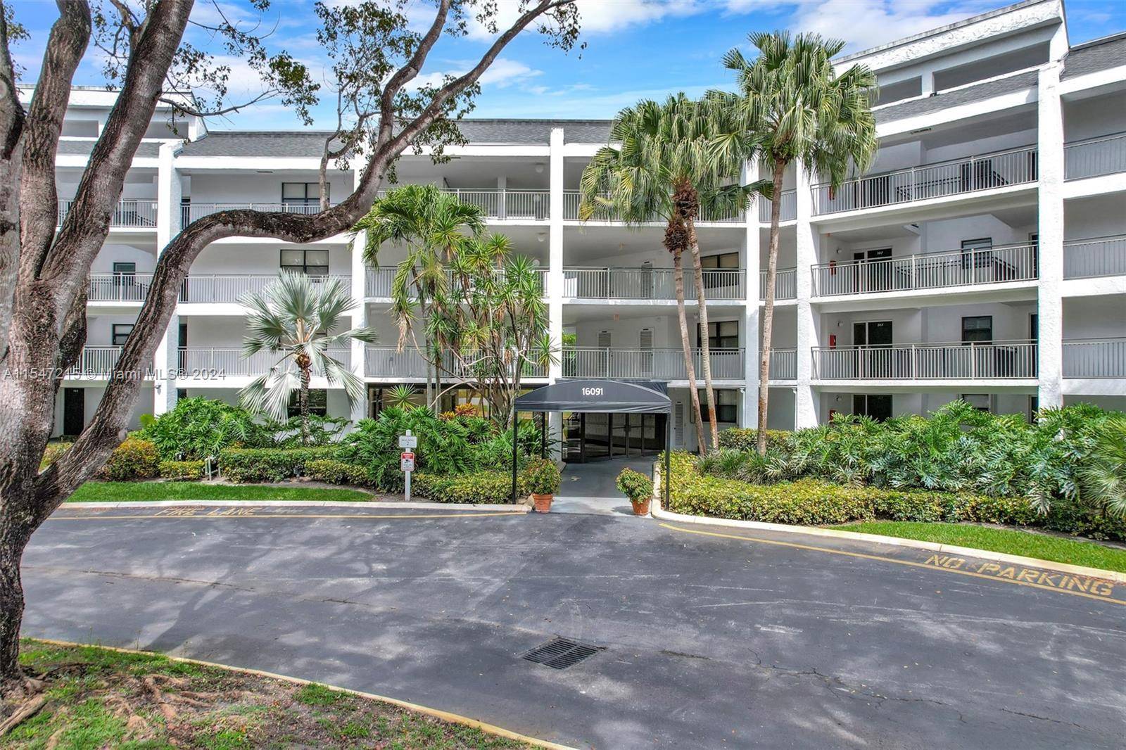 Charming 2 bedroom, 2 bathroom condo in Weston with a tranquil garden view.