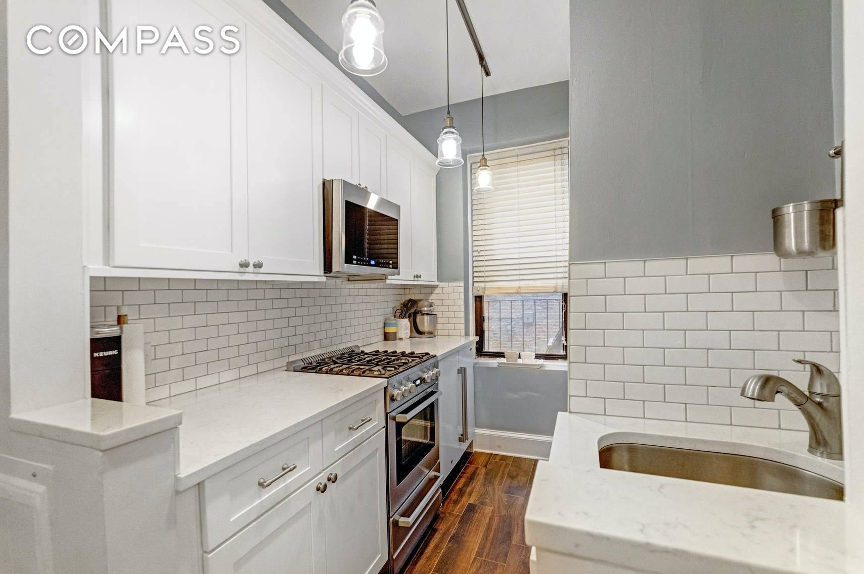 Located on one of the most desirable Brooklyn Heights blocks, this recently redesigned studio is the ideal home for those that seek quality and convenience.