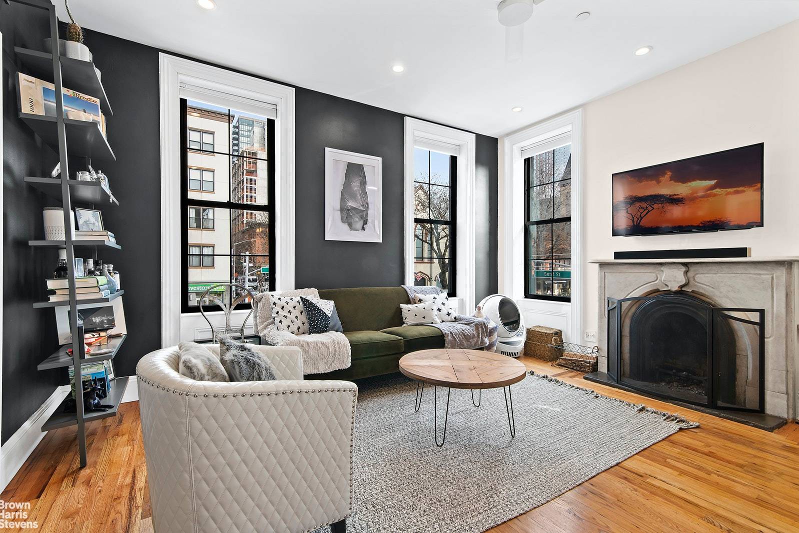 This gorgeous two bedroom coop is the quintessential Boerum Hill apartment !