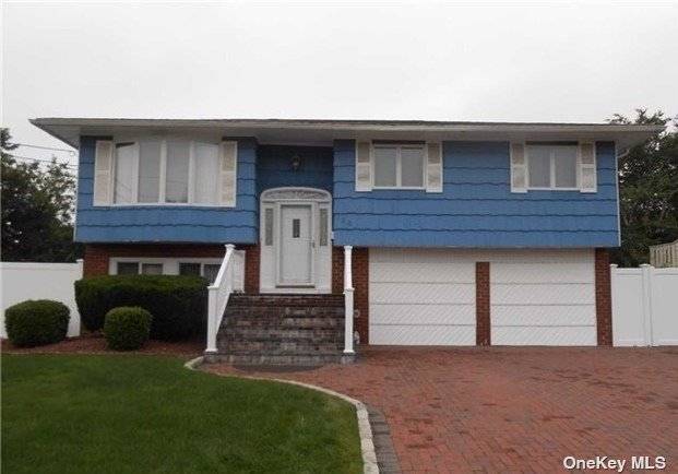 Wideline Spacious Hi Ranch In Exclusive Lindenhurst Village, With Plenty of Rooms, 2 Full Baths, Use Of The Yard For Play Or Party.