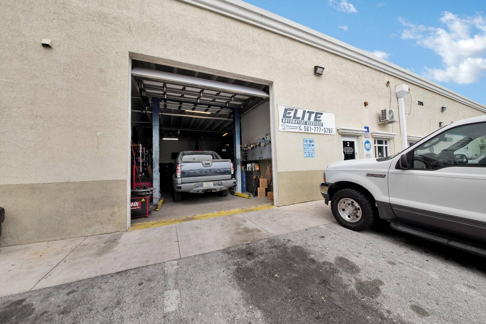 Discover an exceptional opportunity with this established auto repair business in Lake Worth Beach.