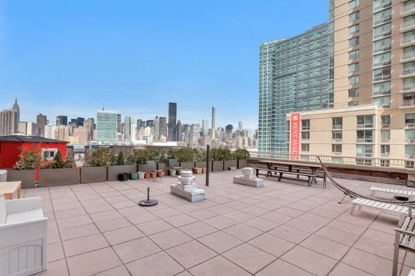 Huge 1000sf Terrace with city views.