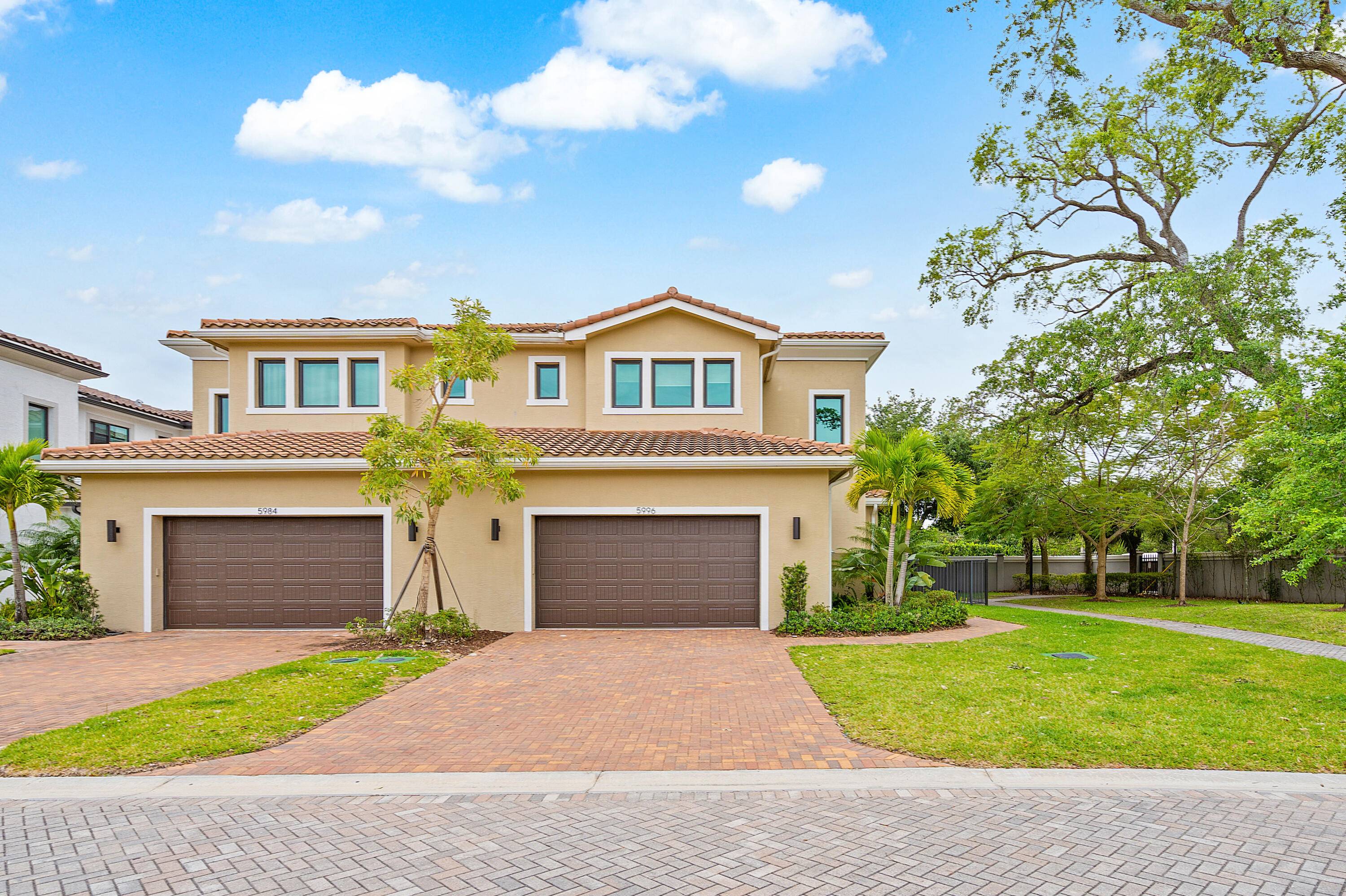 Welcome home to this beautiful light and bright corner Coach Home in one of the most sought out communities in Hollywood, FL, The Preserve at Emerald Hills.