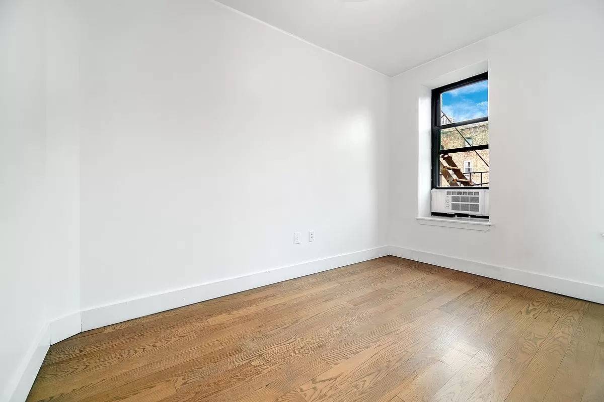 Amazing true 2 BR apartment in the heart of the Lower East Side !