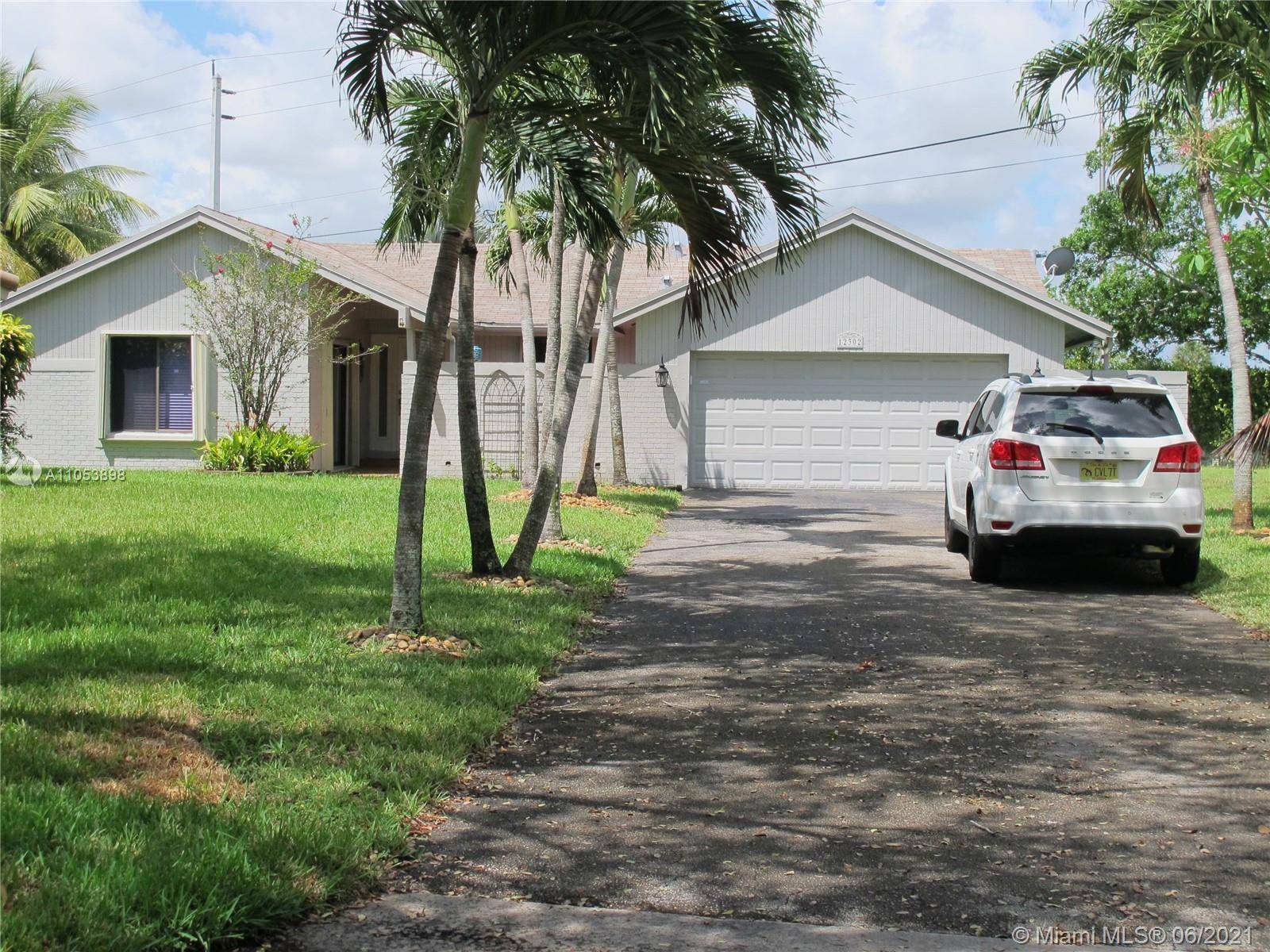 Gorgeous upgraded 3 BR 2BA Cooper City home on 1 3 acre lot !