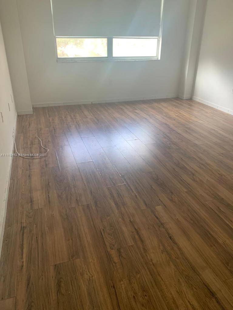 BEAUTIFULL 2 BEDS 2 BATHS BIG FLOOR PLAN APATRTMENT NEW VYNIL FLOOR, RECENTLY PAINTED, FIRST FLOOR ALLOW YOU GO DIRECTLY TO POOL AREA WALKING DISTANCE TO PARKS AND MALLS, LOVELY, ...