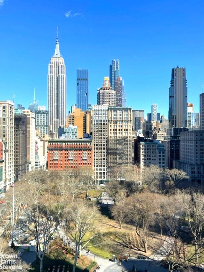 Outside is one of NYC's greatest uninterrupted views, with Madison Square Park at your feet and the Empire State Building, and the MetLife Clock Tower in front view and more ...