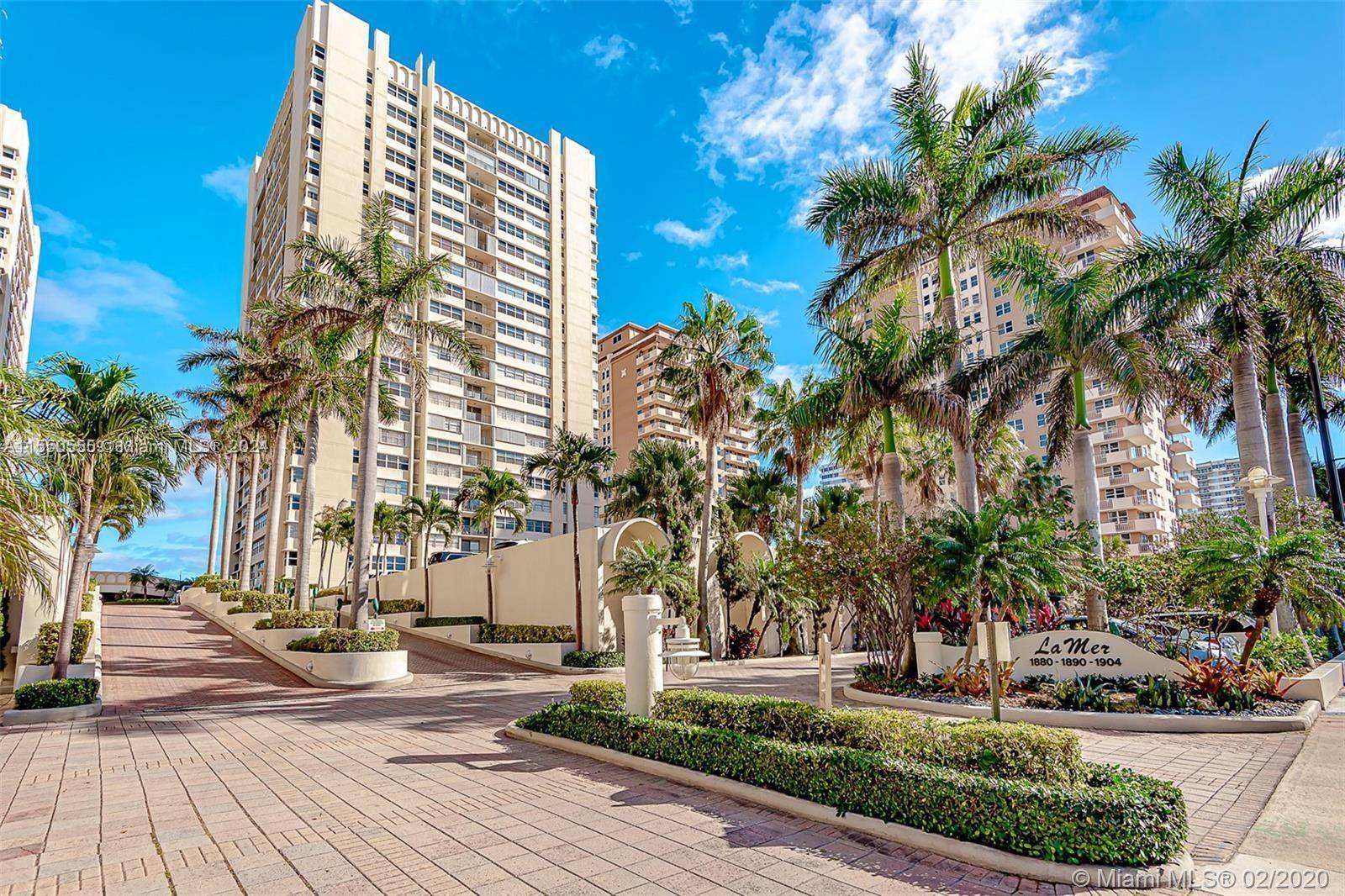 Beautiful 2 bedroom 2 bathroom plus den, remodeled with a direct Ocean from Bedroom and city views.