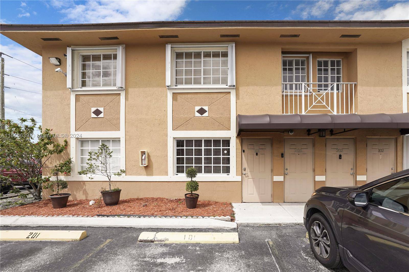 This conveniently situated corner unit condo offers 2 bedrooms and 2 bathrooms on the ground floor for easy access.