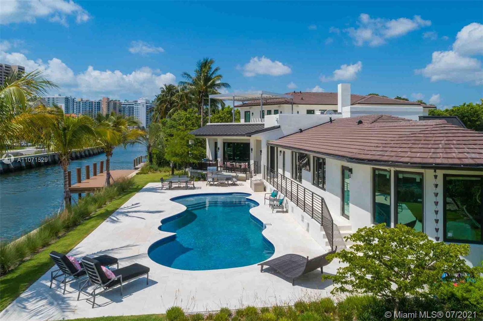 MIAMI BEACH DREAM HOME Enjoy proximity to the beach and boardwalk only 6 min walk as well as many great restaurants at Faena, Edition, 1 Hotel, SoHo House and more.