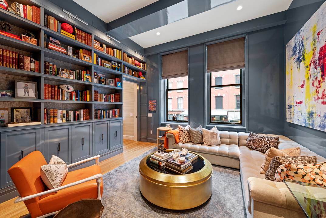This impressive 5 bedroom corner residence is located in one of the most desirable landmarked districts of Tribeca.