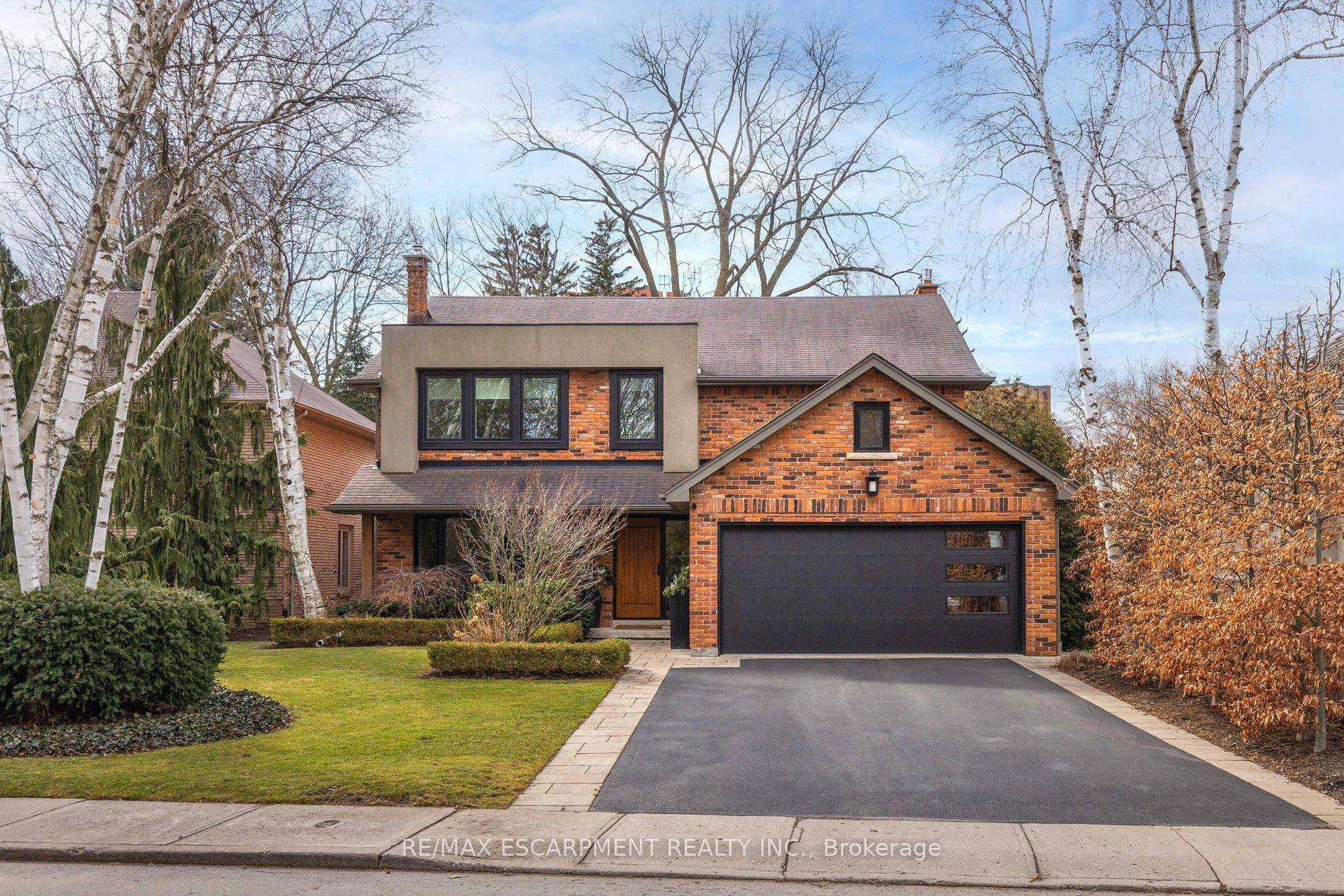 122 Watson Ave updated family home situated on a 50x150ft lot in the heart of Old Oakville, Full renovation by John Willmott, has a contemporary design, timeless sophistication.