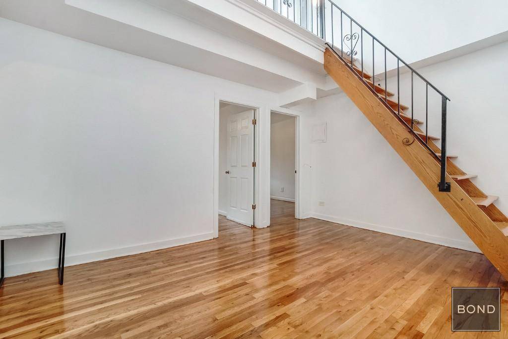 Floor through 3 bedrooms, located on the top floor of a Townhouse.