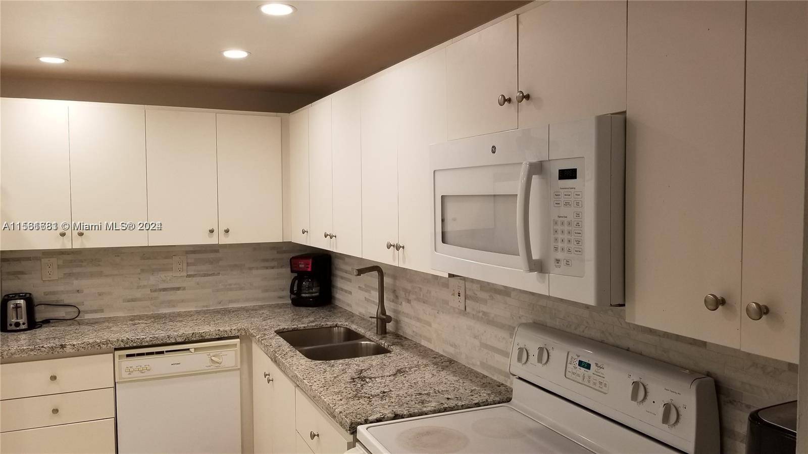 2 bed 2 bath SPLIT condo This unit has a large master bedroom with a walk in closet and a huge master bathroom.