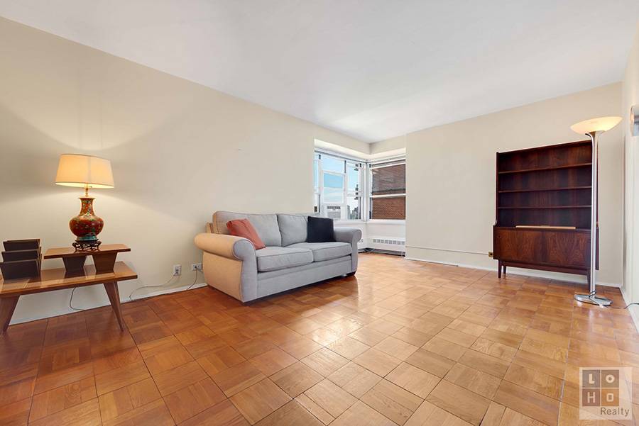 The largest and best two bedroom layout East River has to offer, this spacious and versatile apartment features generous proportions, eastern and western exposures, and stunning views of the East ...