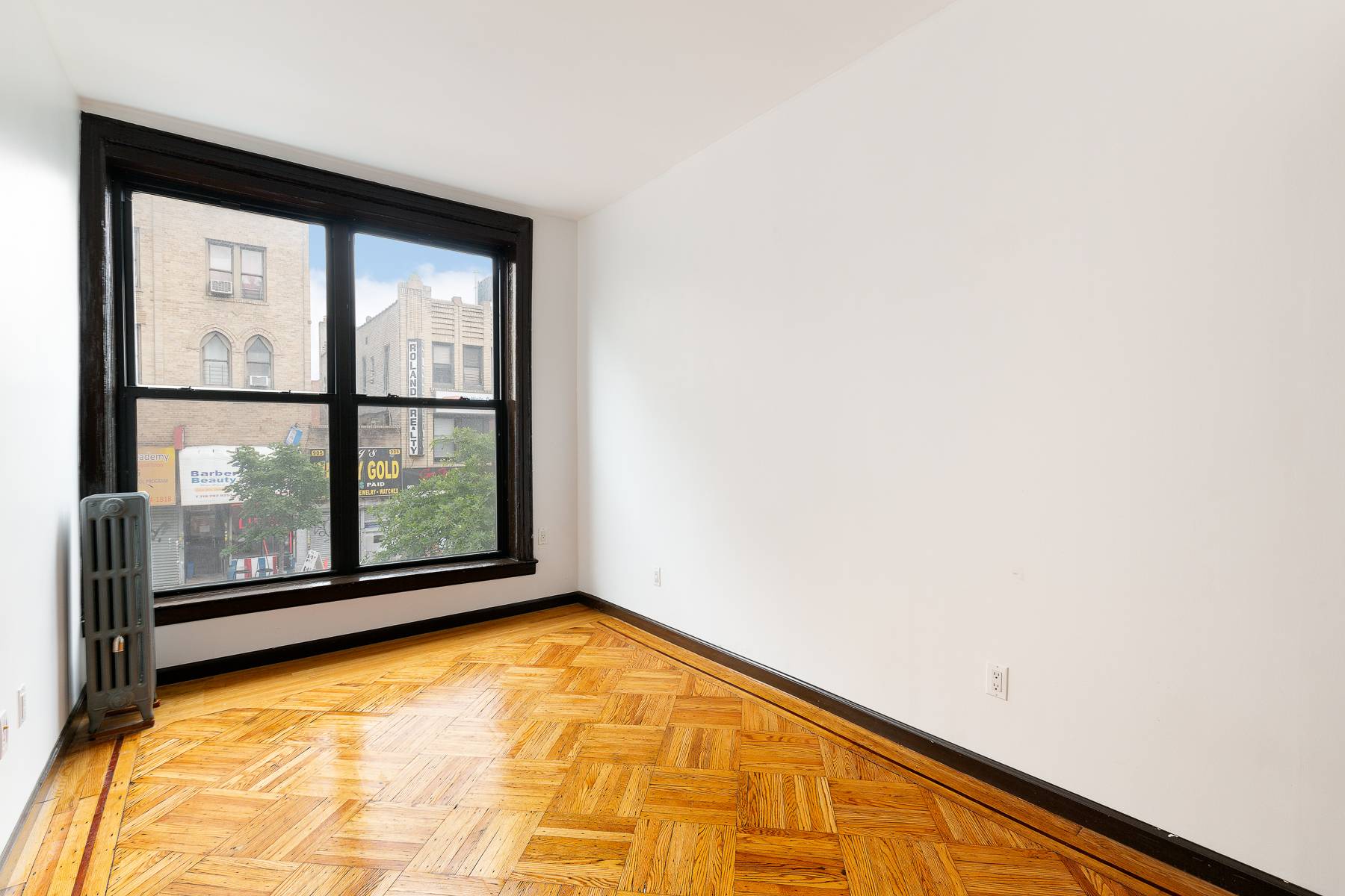 Live in this sprawling 4 bedroom close to Eastern Pkwy and Prospect Park !