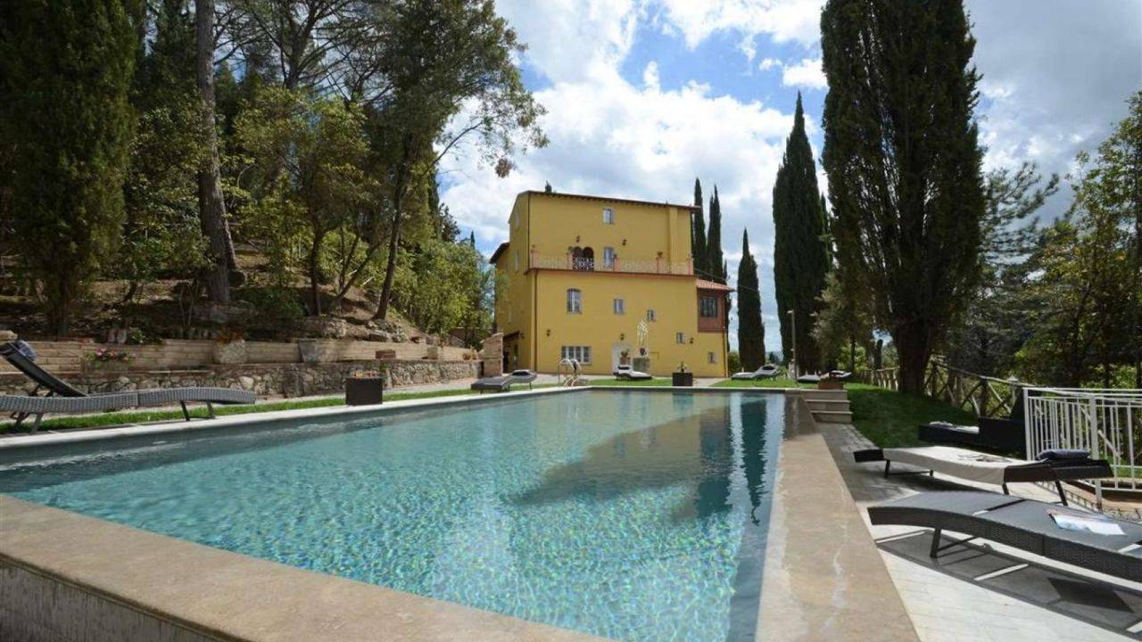 Luxury villa for sale in Tuscany. Exclusive property for sale in the Province of Siena in Chiusi. Property with manor house, 2 swimming pools, land