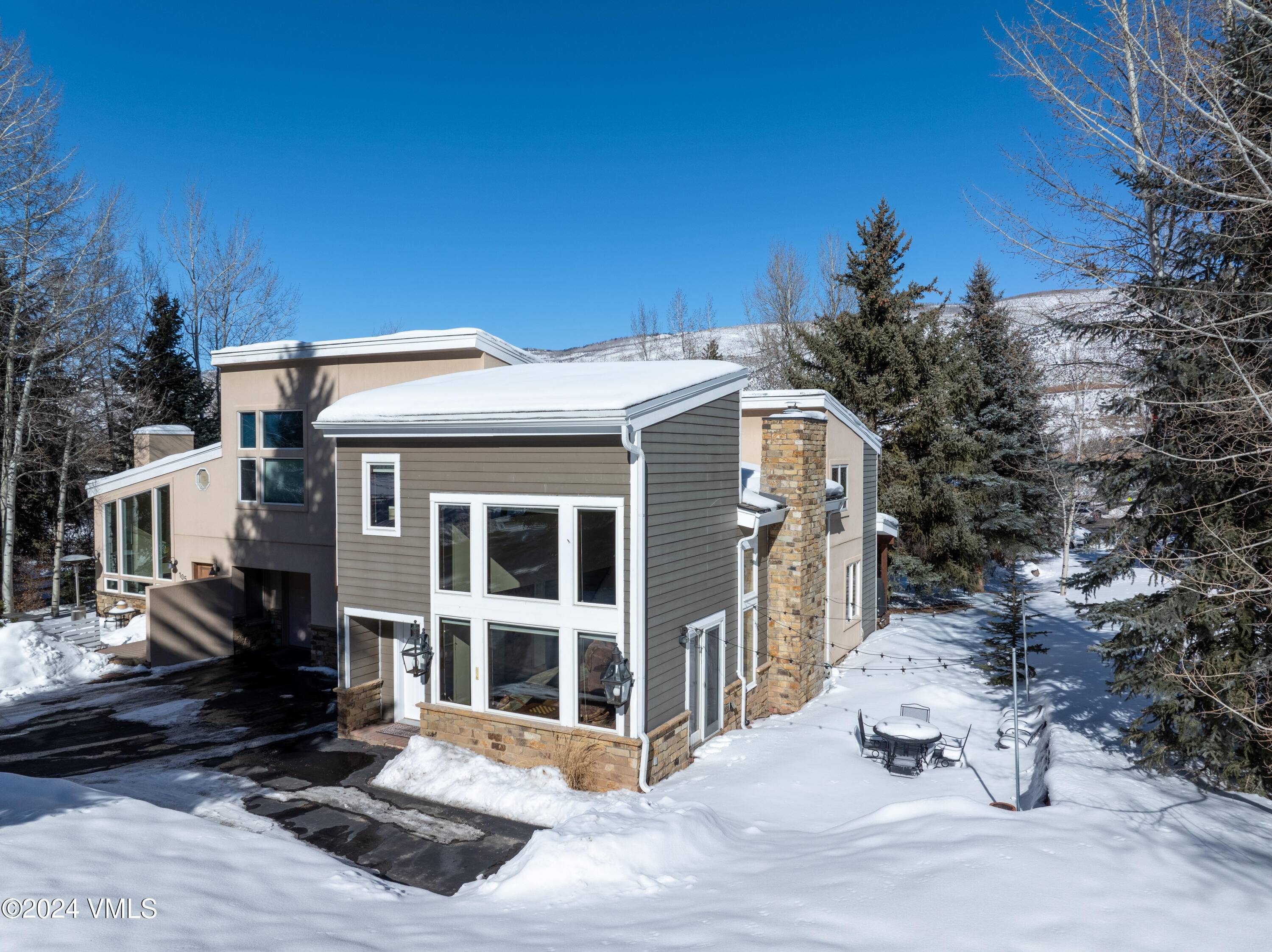 This 3 bedroom home is nestled in the serenity of mountain living in Eagle Vail with vaulted ceilings that overlook the golf course.