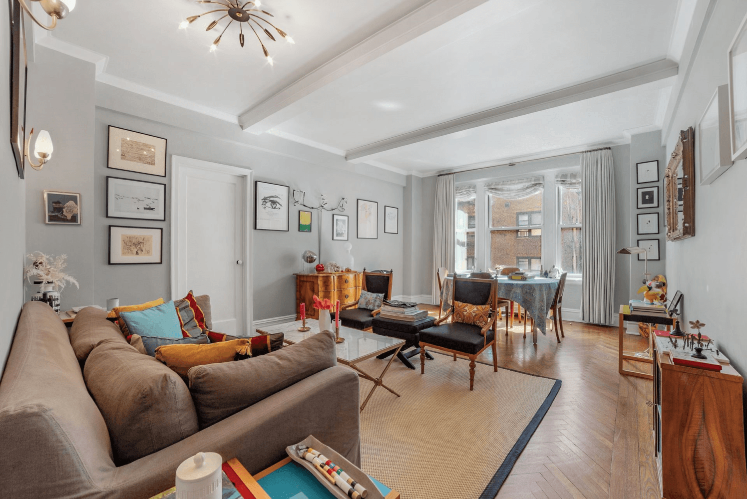 This elegant prewar and centrally located apartment, is being sold fully furnished just bring your personal belongings and start enjoying NYC living.