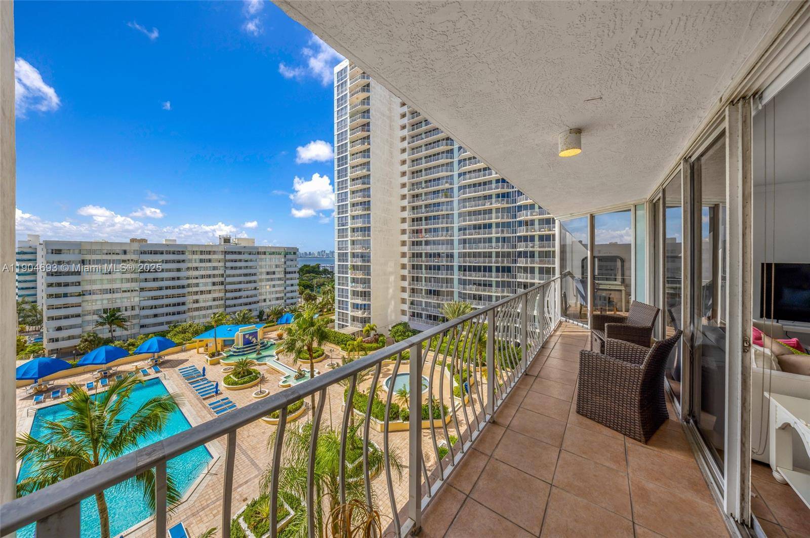 Breathtaking views of the Bay, Intracoastal, and Miami Beach skyline !