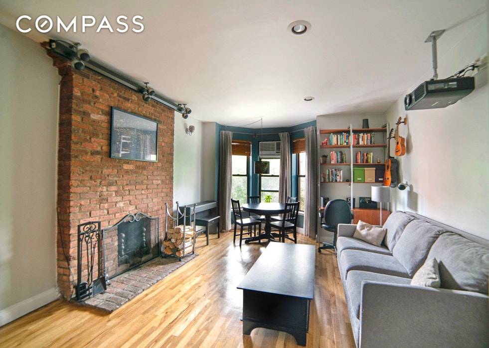 Live in a gorgeous prewar apt in the heart of Park Slope !