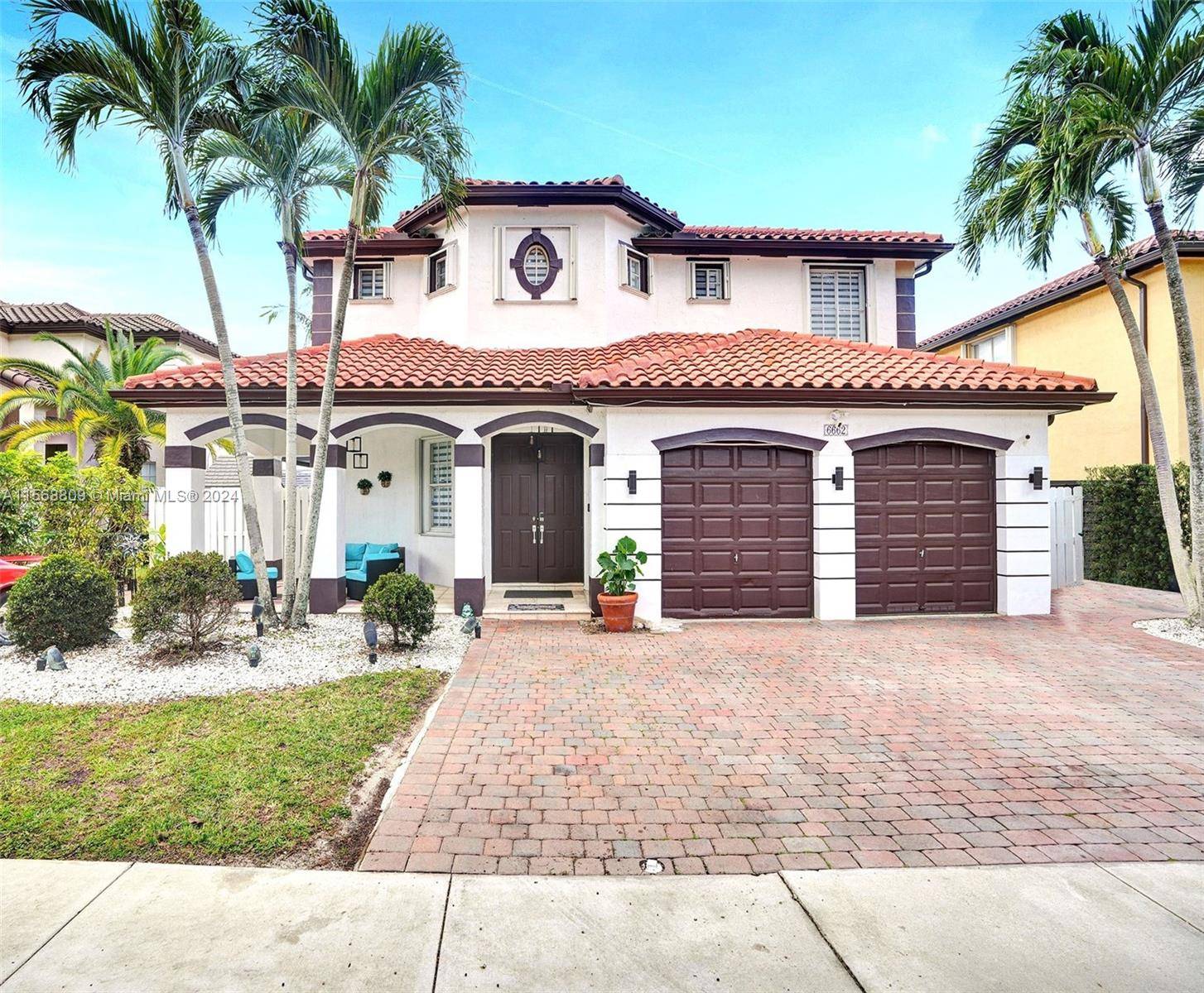 SPECTULAR POOL HOME IS NESTLED IN A PALM TREE LINED STREET IN AN EXCELLENT UPSCALE COMMUNITY 2 STORY HOME FEATURES HIGH VOLUME CEILING ELEGANT ENTRY WITH CONTEMPORARY GEOMETRIC CHANDELIERS ZEBRA ...