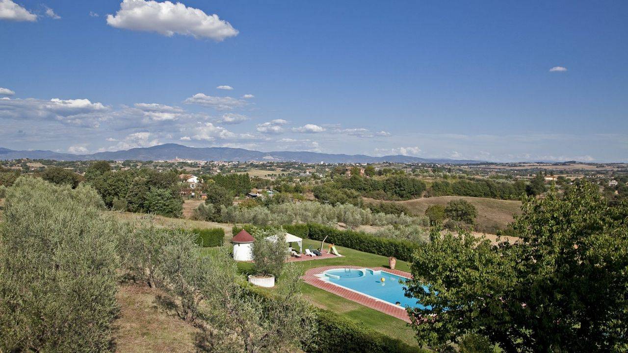 Luxury villa for sale in Tuscany between Arezzo and Siena. Luxury real estate property with swimming pool, tennis court and 8 ha of surrounding land