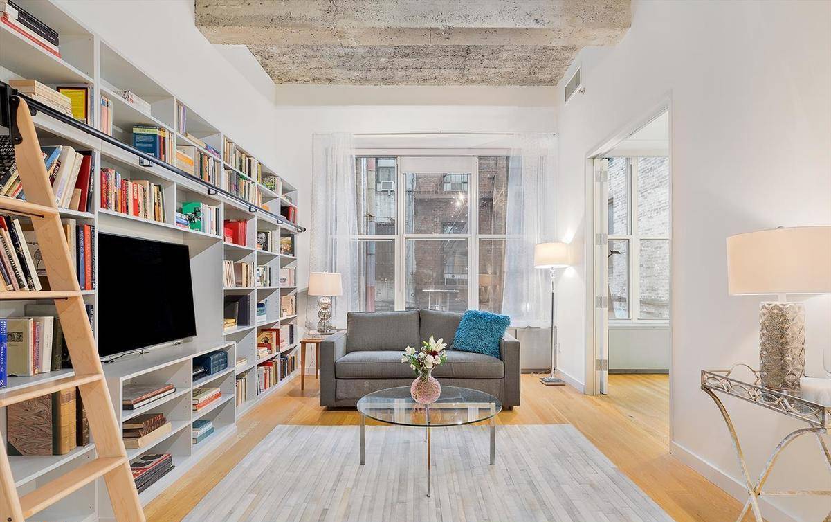No Brokerage Fee. Spacious 2 beds, 2 full baths loft in a downtown style boutique Condop building in prime Midtown location.