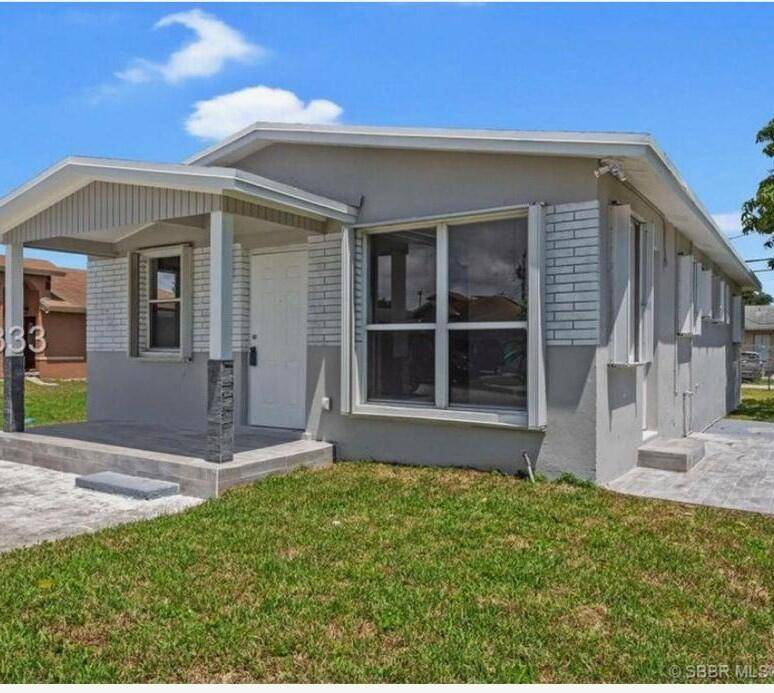 Pretty Single Family Home 3 bedrooms, 2 bathrooms, upgrade bathrooms, nice kitchen with white quartz countertops, stainless steel appliances, beautiful wood floor, according hurricane shutters protection, Solar Panel, new A ...