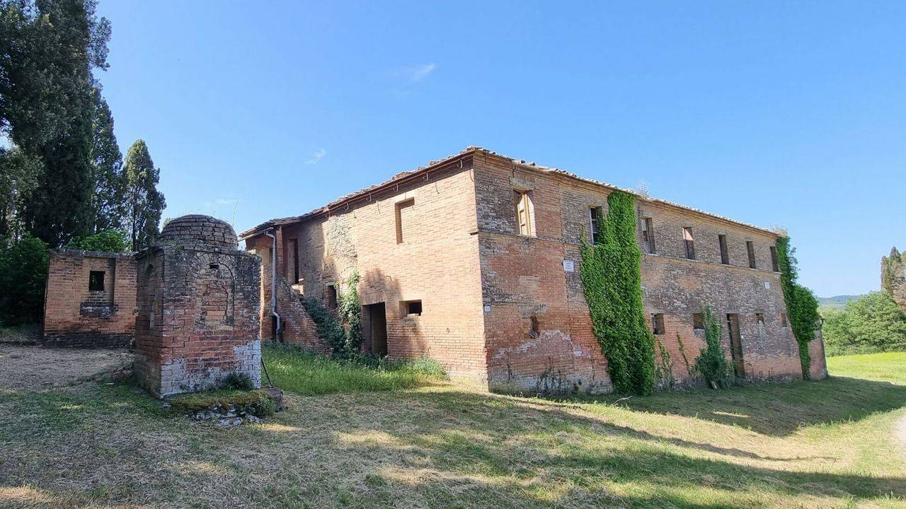 Ancient Tuscan farmhouse to be restored for sale in Monteroni d'Arbia, Siena. Farmhouse for sale in a panoramic position overlooking Montalcino