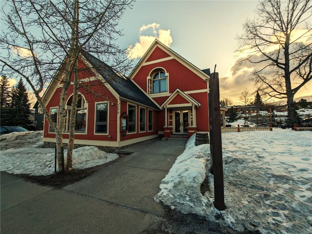 This Prime location sits in the heart of Breckenridge on Main St with close proximity to the Gondola surrounded by local businesses making it a perfect location for many opportunities ...
