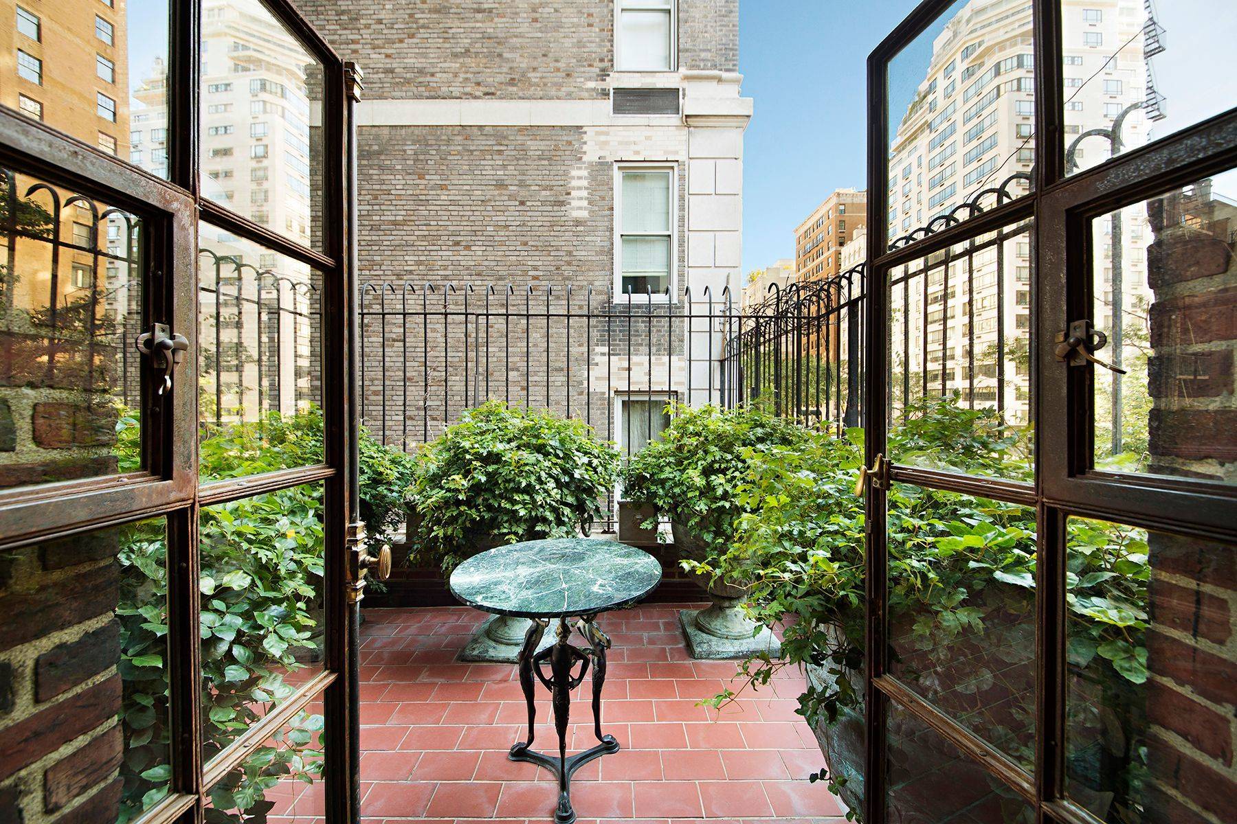 The majestic sweep of this unique eight room corner apartment epitomizes grace and elegance, and incorporates nine over sized windows fronting onto verdant, leafy and peaceful Park Avenue.