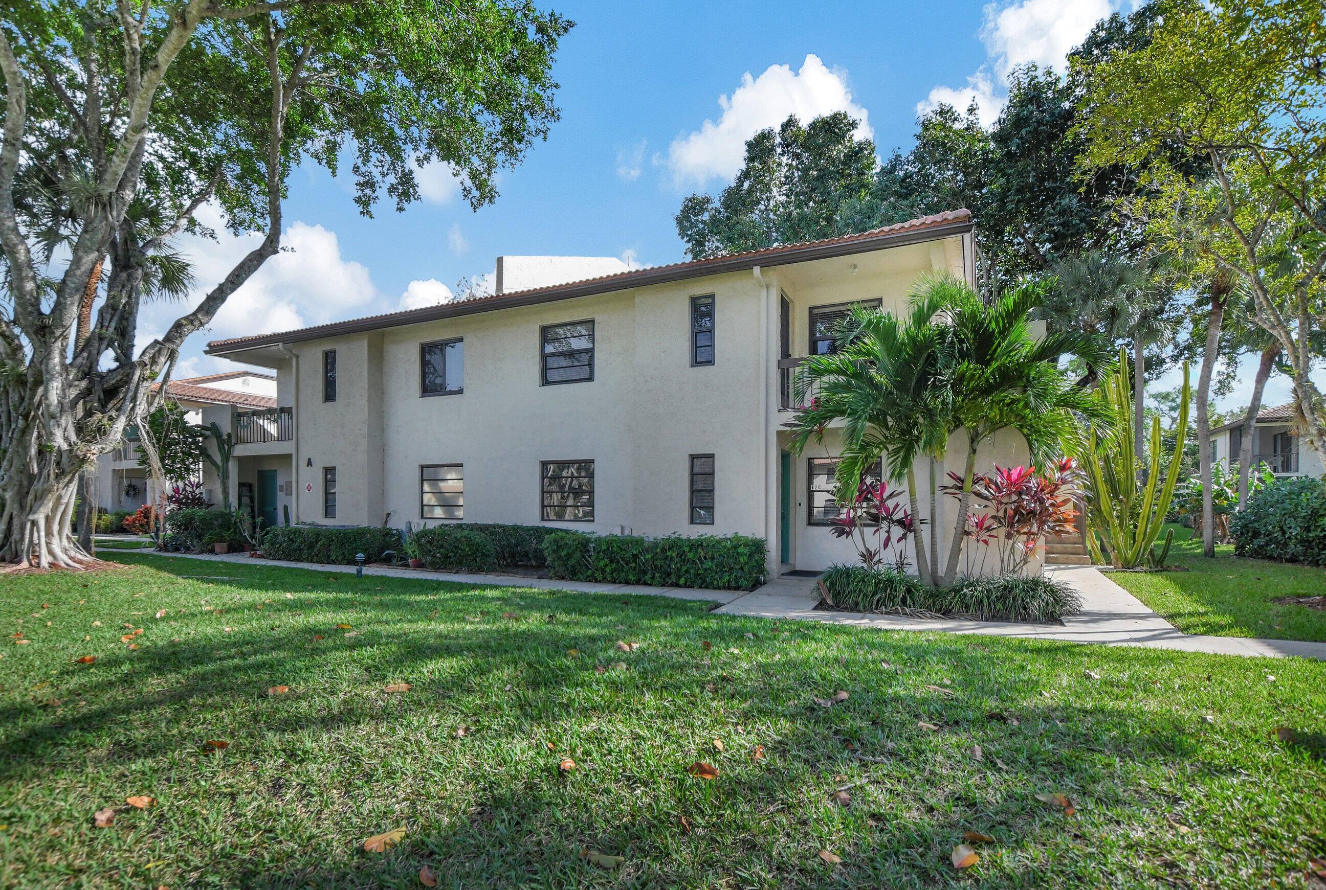 Corner unit on second floor of all age Horizons section of desirable Boca Lago that is pet friendly.