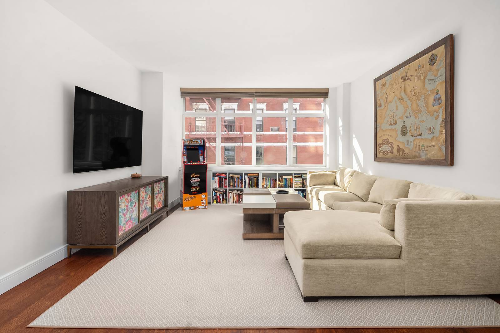 Refined Luxury at The Metropolitan, Carnegie Hill Experience sophisticated living in this spacious, south facing 1.