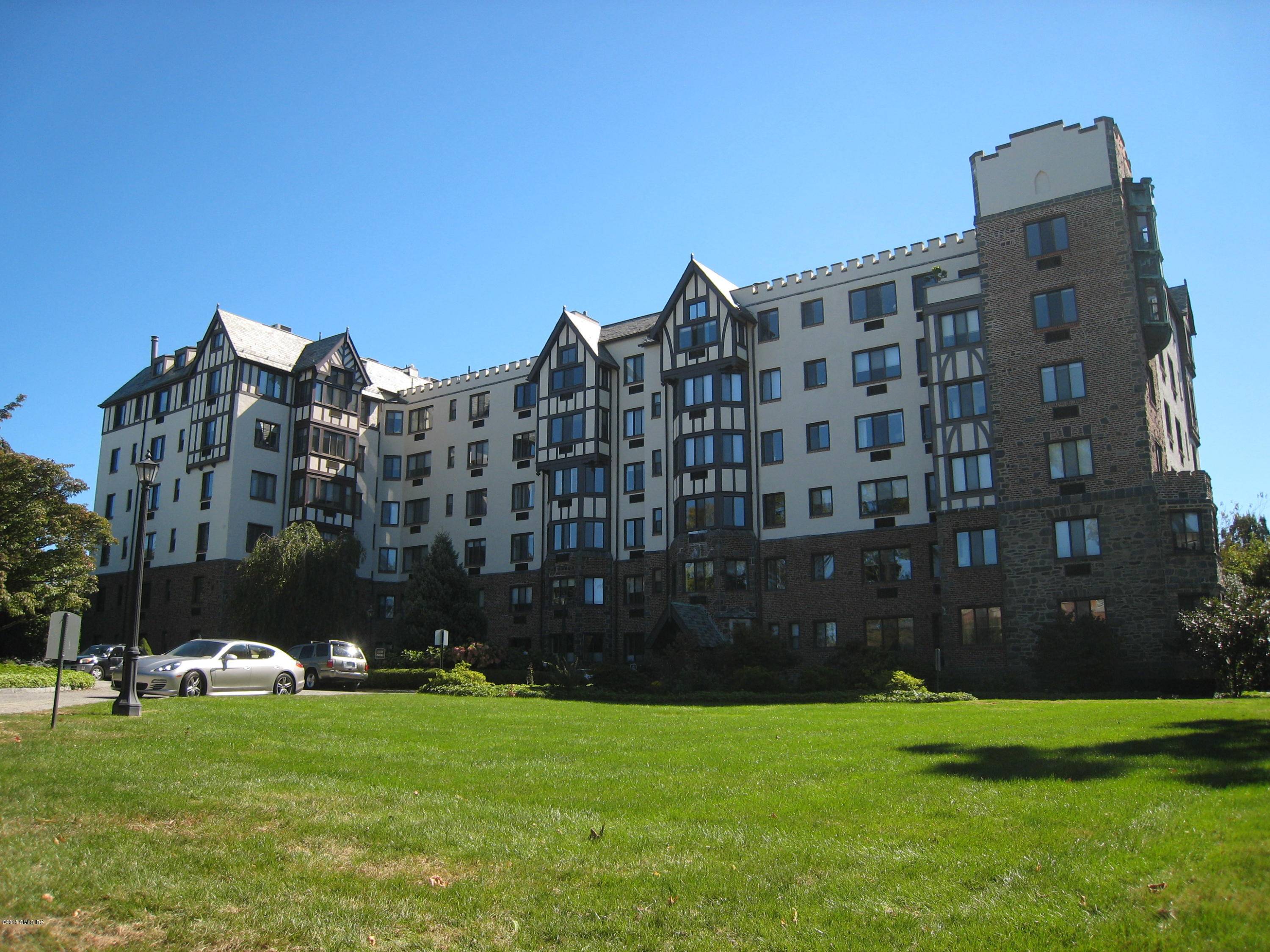 Bright 1 bedroom unit in great location in Downtown Greenwich.
