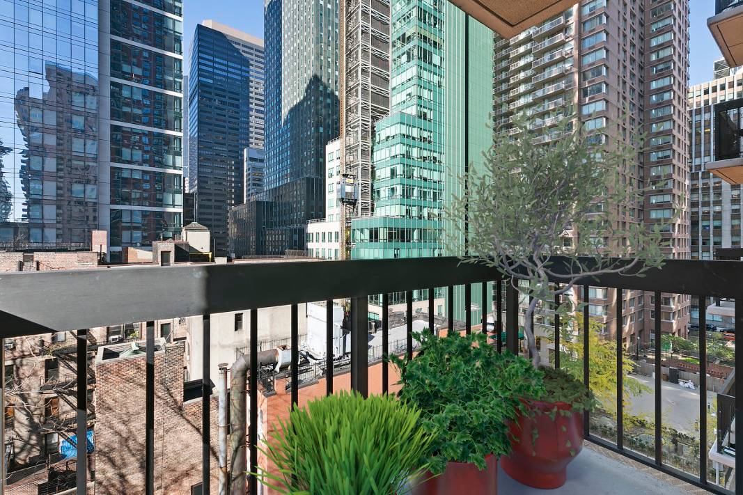 Bursting with natural light and westerly facing city views this spacious 1 bedroom 1 bathroom with a private balcony goes big on space and style.