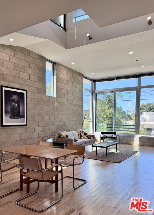 717  N Highland Ave 2BR Hancock Park La