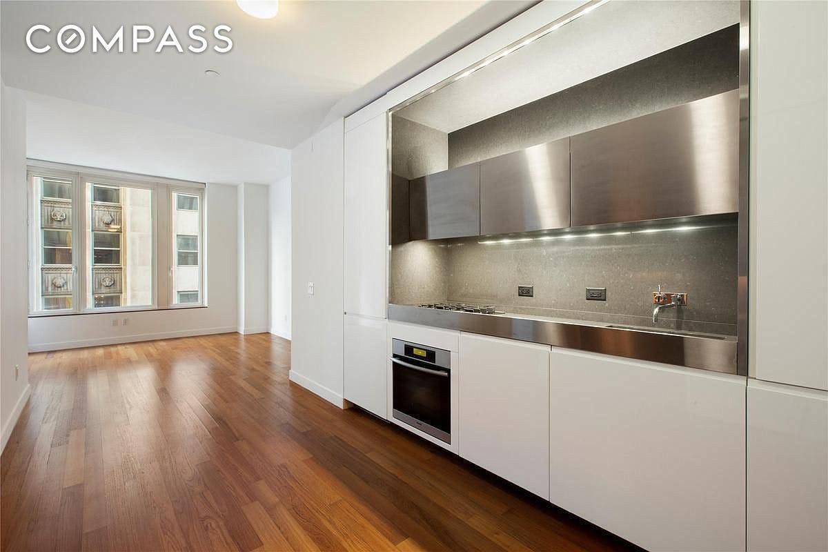 This smart and efficiently designed one bedroom, one bathroom G line residence, measuring 800 square feet, offers great views of downtown New York s iconic architecture.