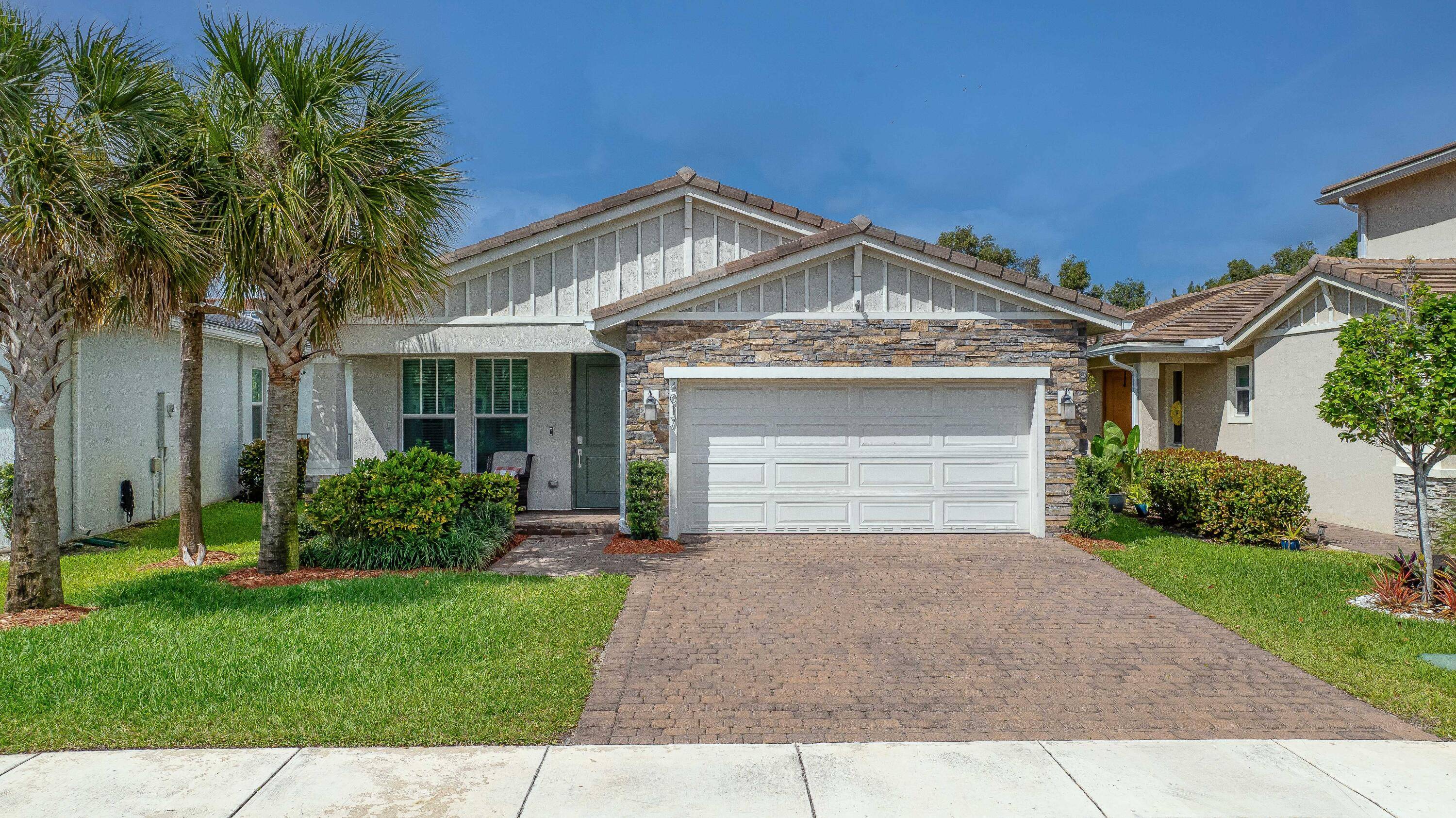 Nestled in highly desirable gated community of Veleiros at Crystal Lake, thiselegant beautifully decorated turnkey 2BR DEN BONUS ROOM 2 bath 2 cargarage boasts a spacious floor plan and an ...