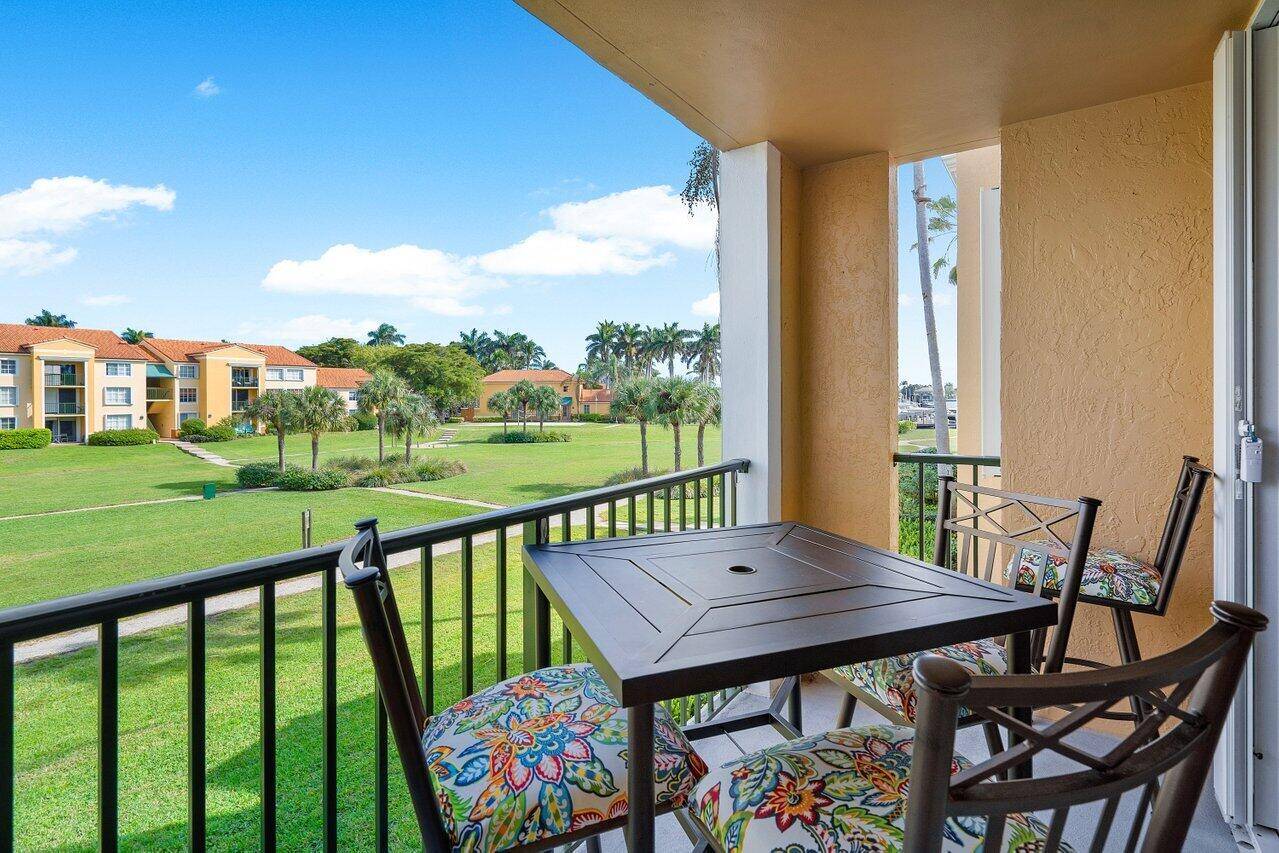 Welcome to the Yacht Club on The Intracoastal, a waterfront, gated, private community with amenities surrounded by spectacular tropical grounds spreading over 20 acres.