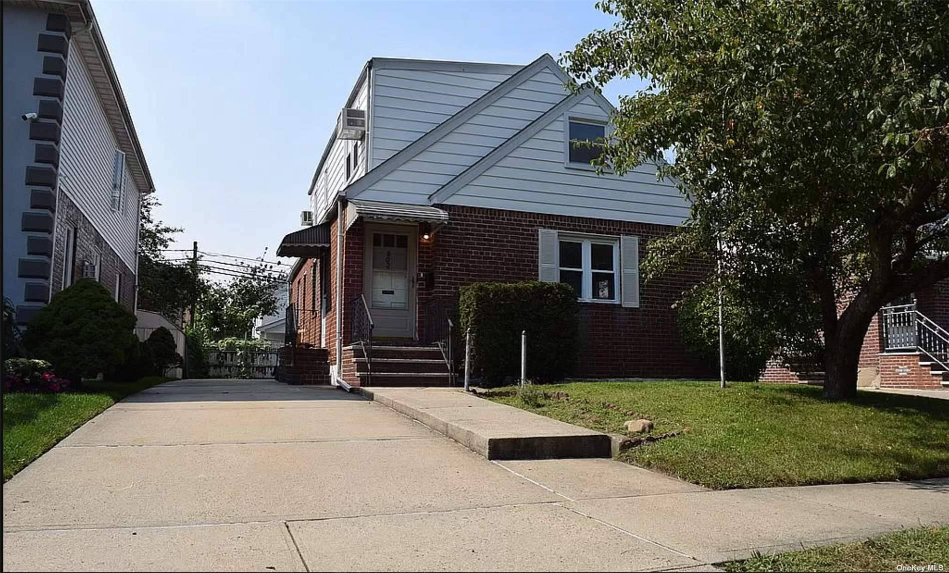 Beautiful Spacious House Located In Heart Of Bellerose.