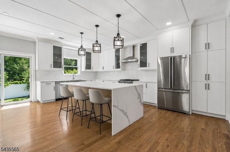 Kitchen w/waterfall Island