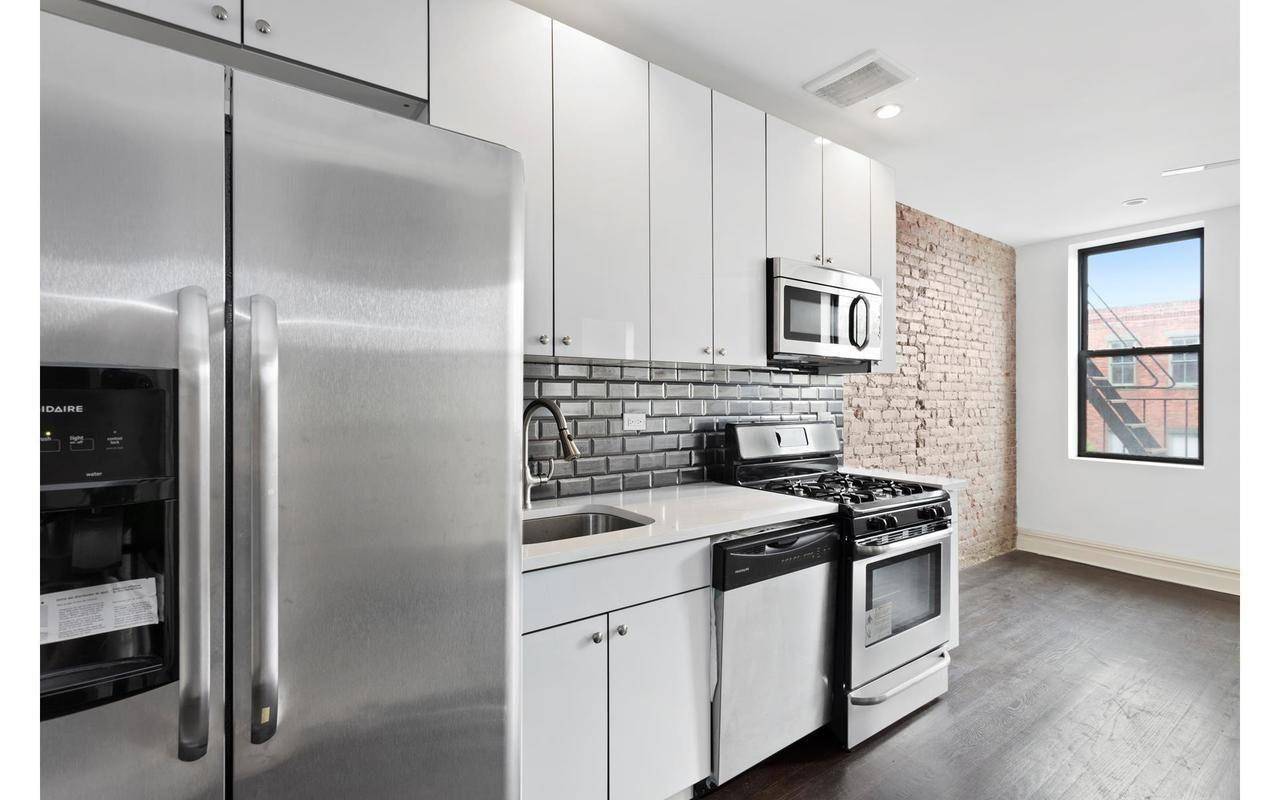 AVAILABLE FOR FLEXIABLE LEASE TERMS IF DESIRED 105 115 Greenpoint Avenue is a beautifully restored prewar building in the heart of Greenpoint.