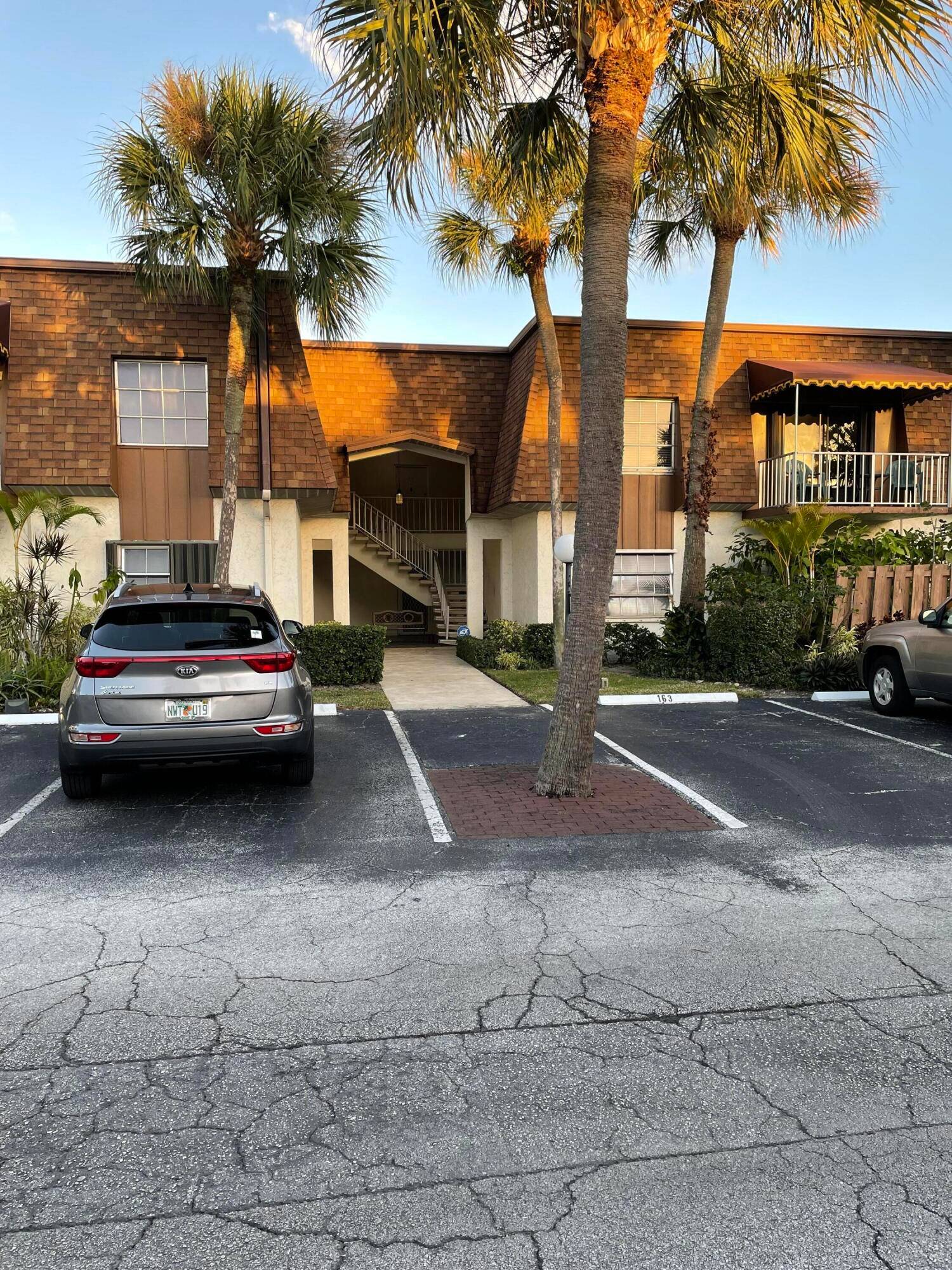 Cute 2 2 Condo in Poppleton Creek located in the heart of downtown Stuart.