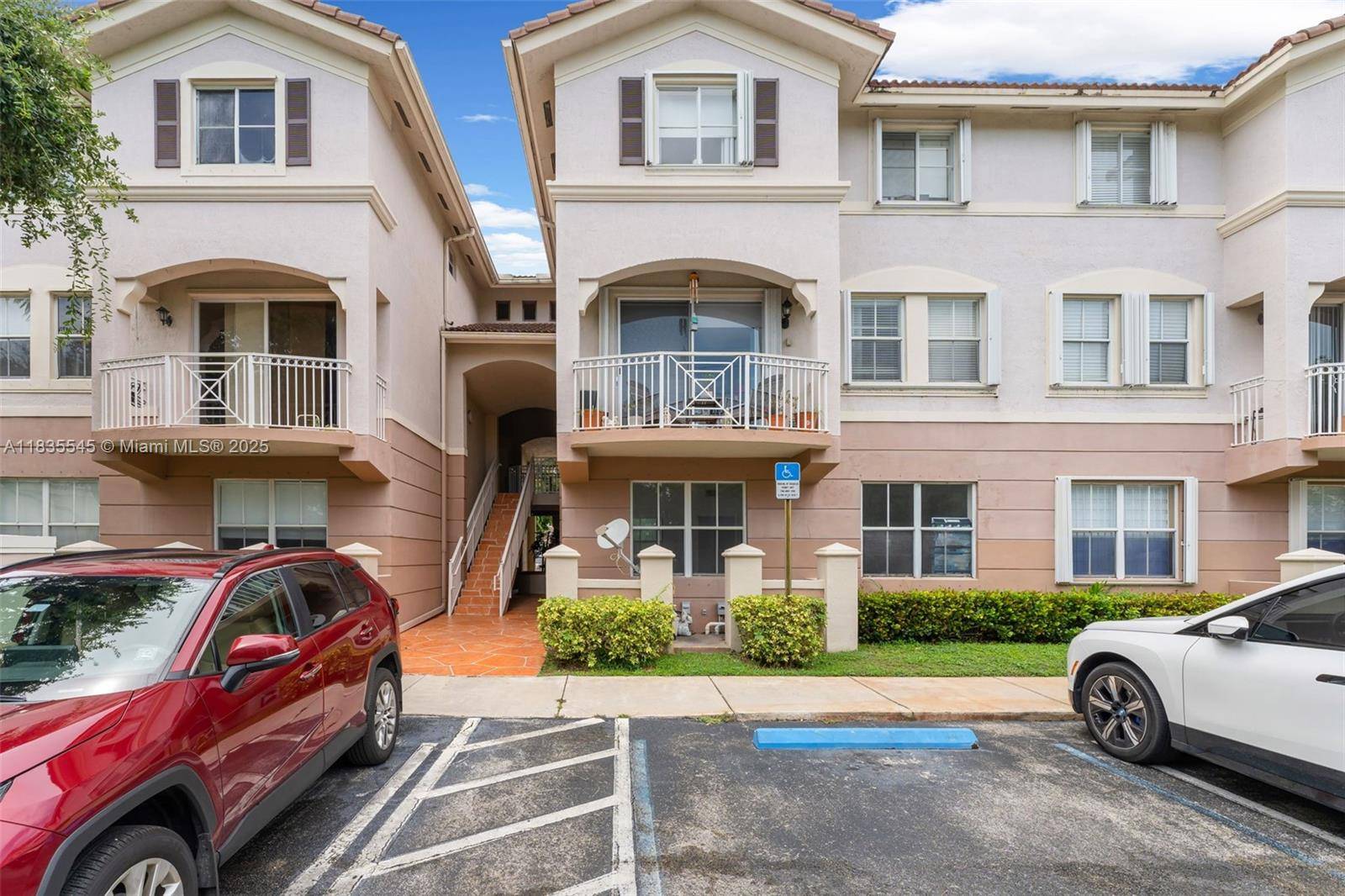 Well maintained 2 story condo townhouse 3BR 2.