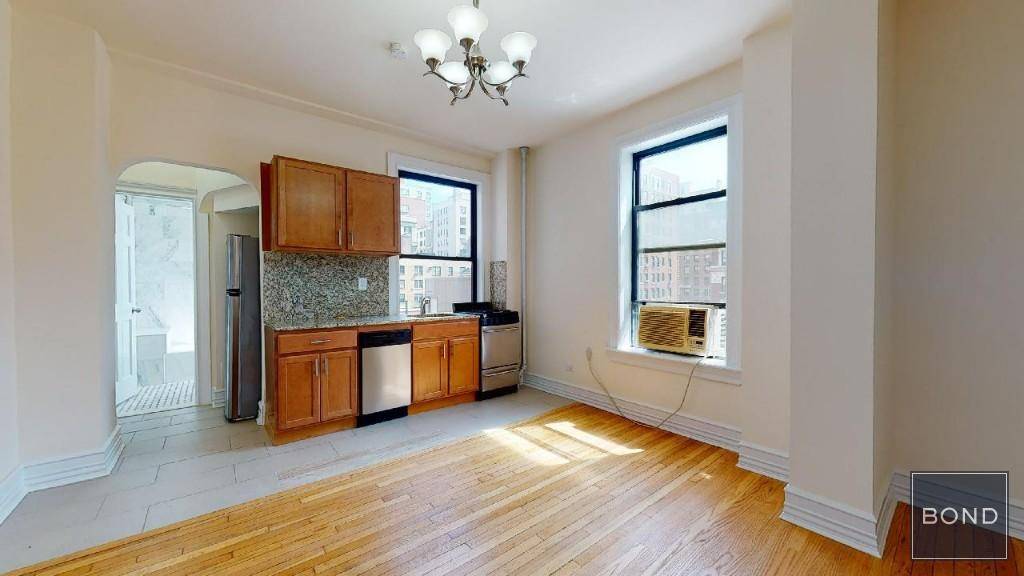 Beautiful Upper West Side 1 BedroomBOND New York Properties is a licensed real estate broker that proudly supports equal housing opportunity.