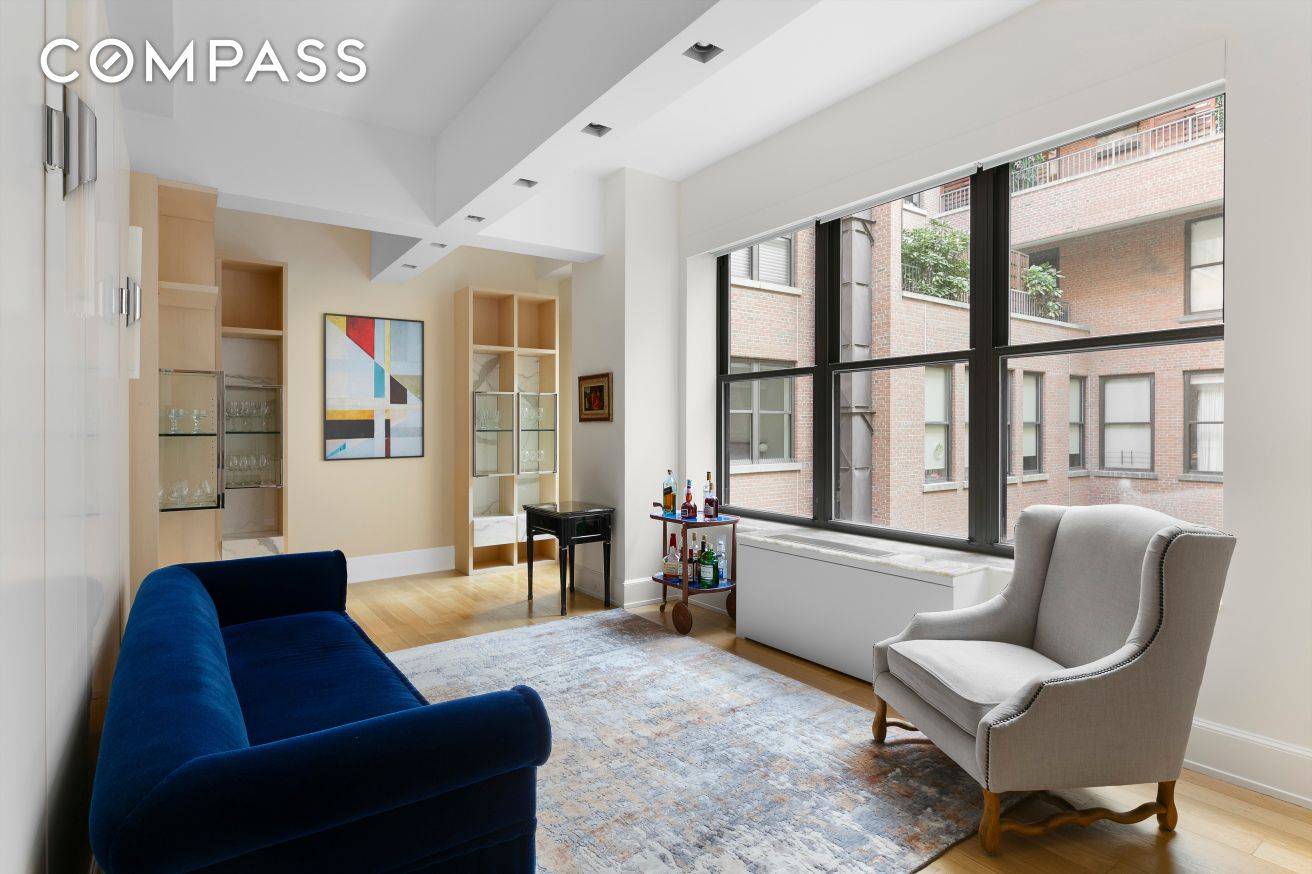 Comprised of two neoclassical buildings built in 1917 and 1930 respectively and converted in 2004, 260 Park Avenue South is one of downtown s most prestigious pre war condominiums.