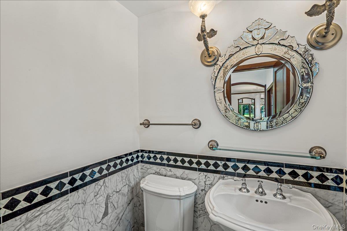 Maqin Level Powder Room